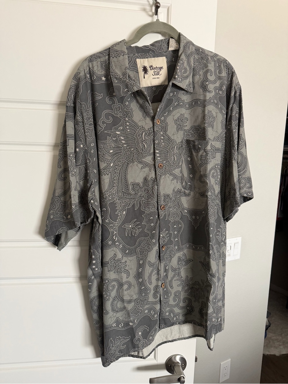 Vintage Silk 100% Silk Men’s Gray Patterned Short-Sleeve Button-Down Shirt